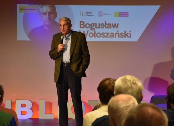 Autor Bogusław Wołoszański na scenie.