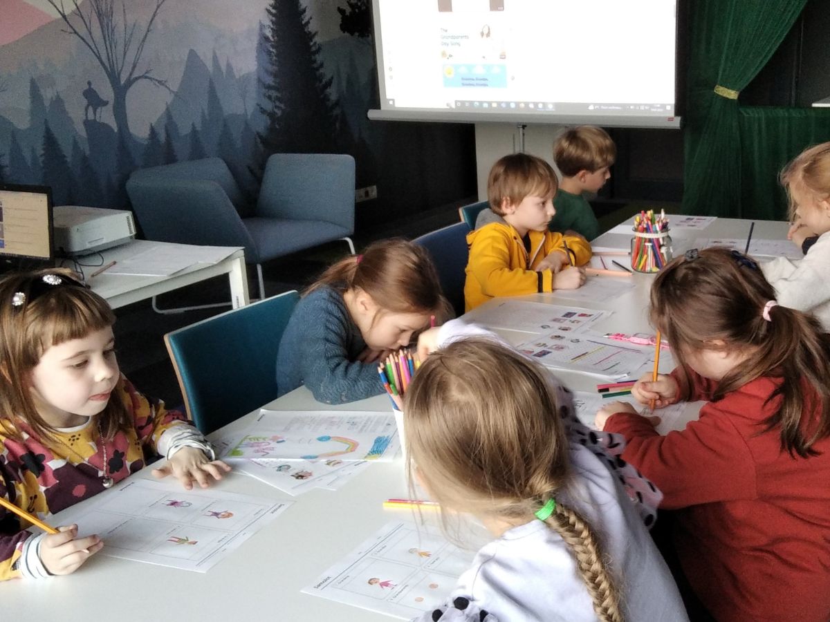 Dzieci rozwiązują zadania w języku angielskim z okazji Dnia Babci i Dziadka