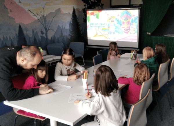 Dzieci rozwiązują zadania w języku angielskim z okazji Dnia Babci i Dziadka