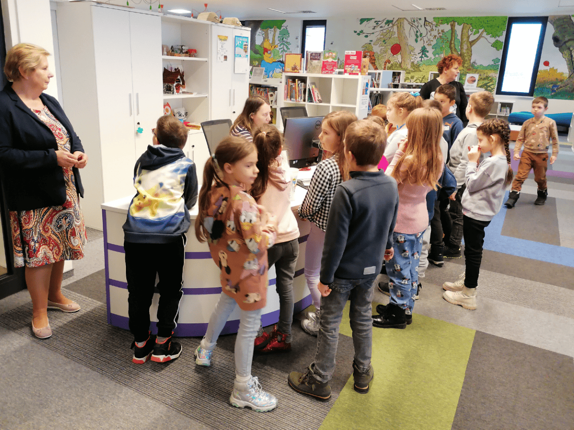 Dzieci poznają zasady zapisu do biblioteki