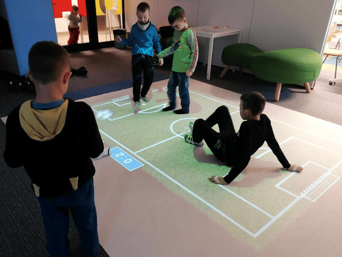 Dzieci bawią się na podłodze multimedialnej