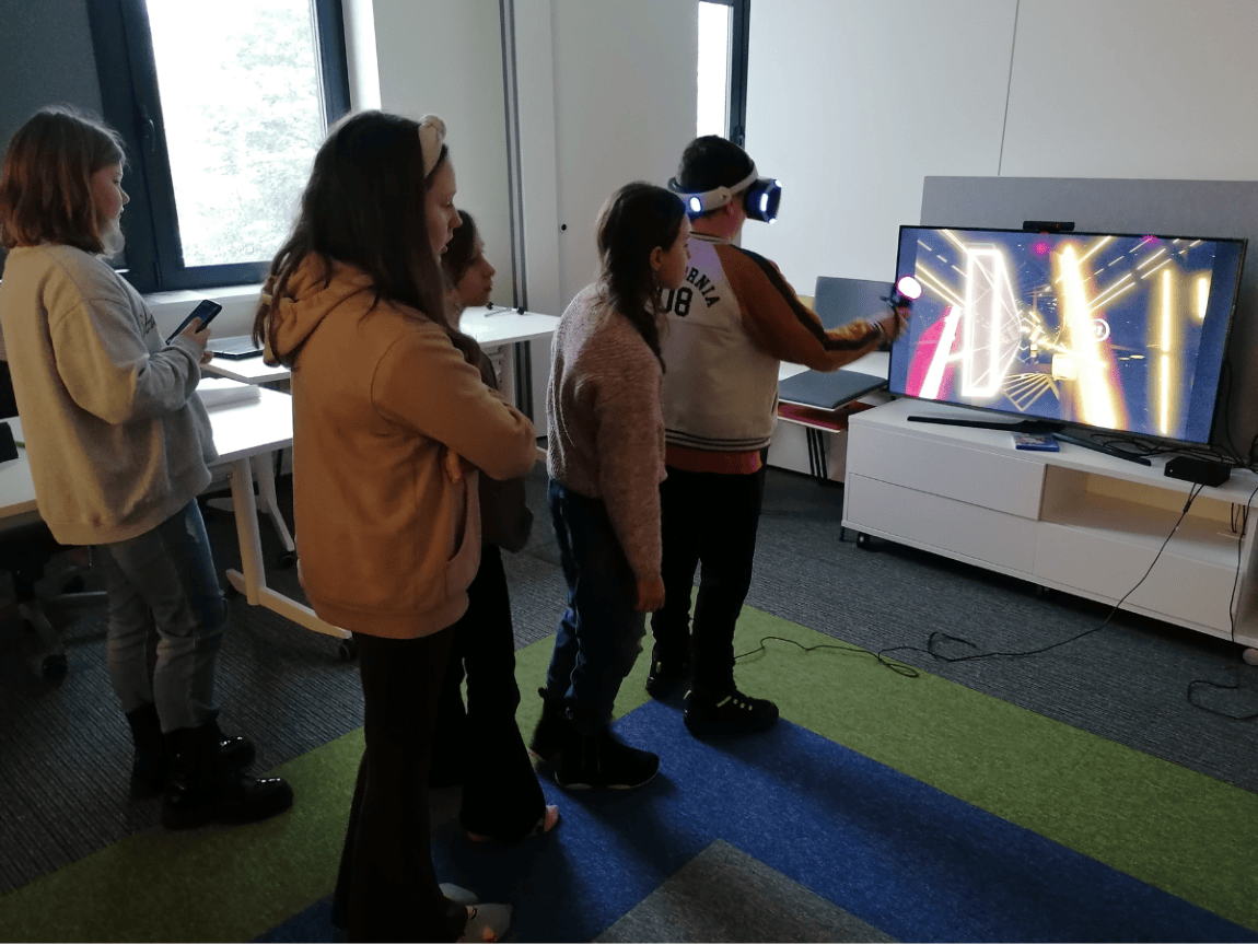 Dzieci grają na okularach VR