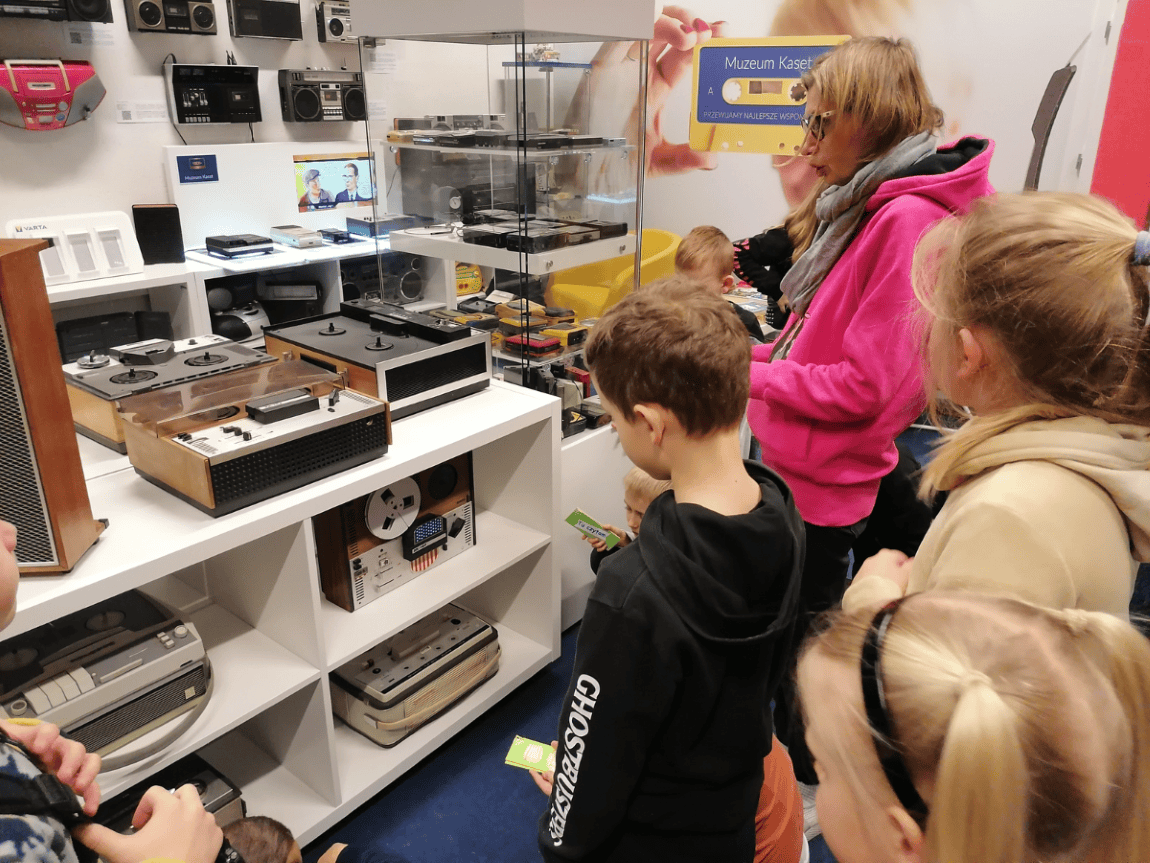 Dzieci zwiedzają muzeum kaset