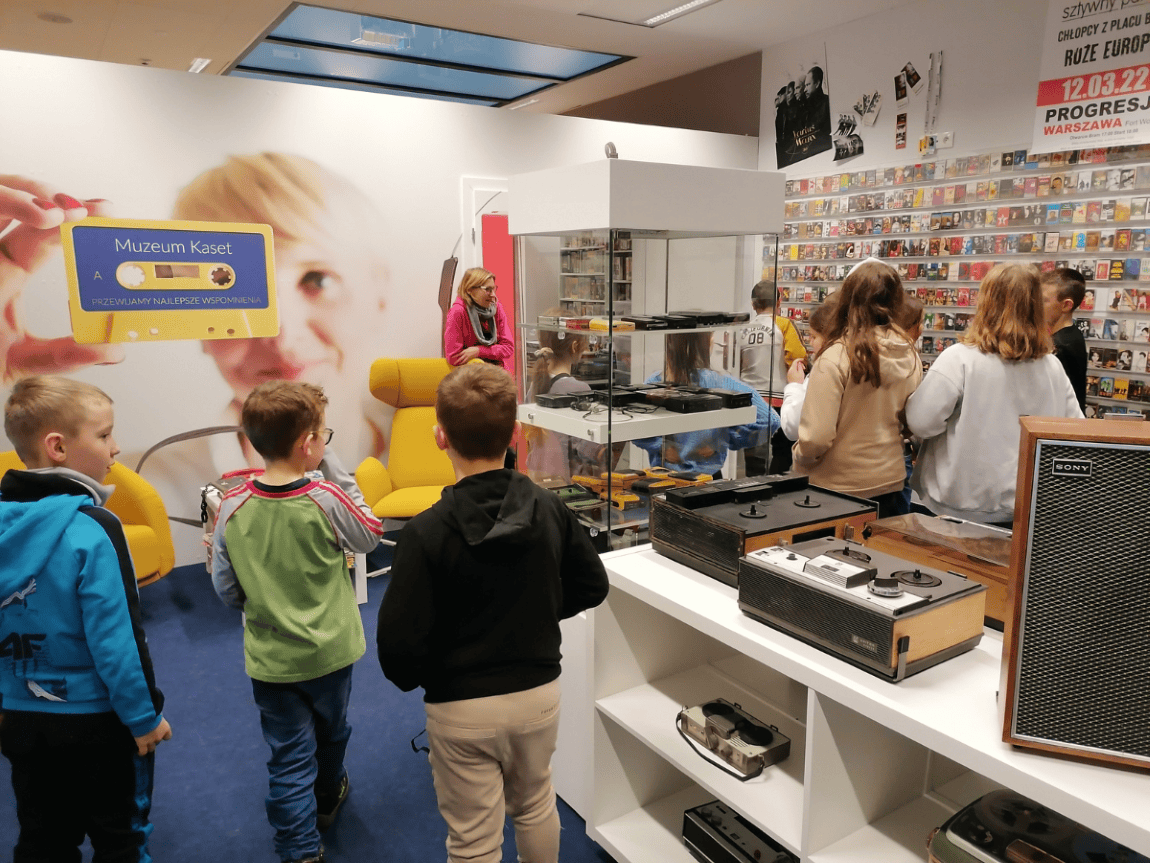 Dzieci zwiedzają muzeum kaset