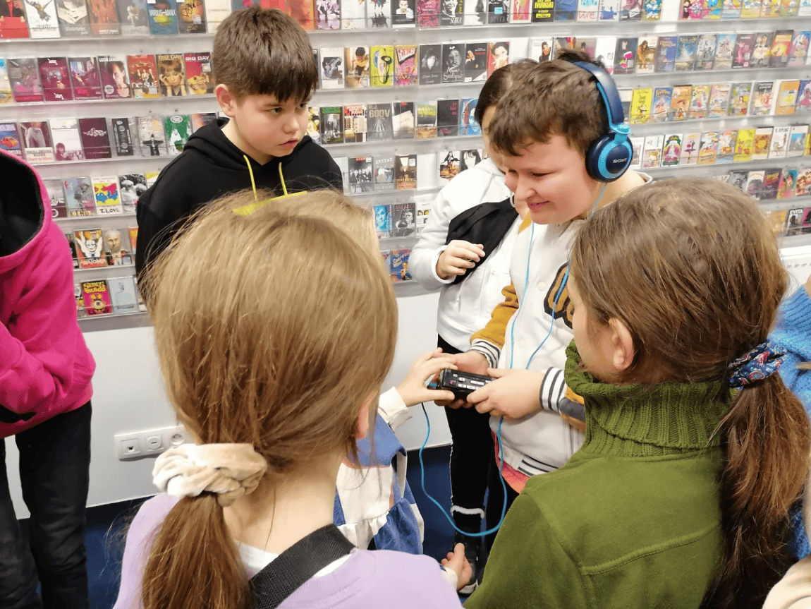 Dzieci poznają działanie kaset magnetofonowych i walkmanów