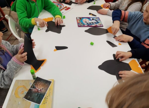 Zajęcia plastyczna - dzieci tworzą pingwinki z papieru