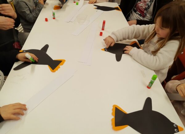 Zajęcia plastyczna - dzieci tworzą pingwinki z papieru