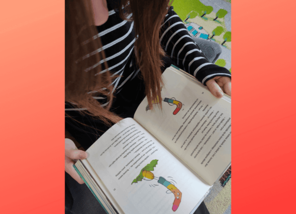 Bibliotekarka czyta książkę przedszkolakom