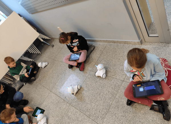 Dzieci programują roboty Photon