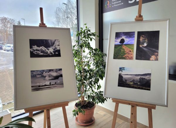 Zdjęcie pokazuje fotografie z wystawy "Krajobrazy Skraju Małopolski"