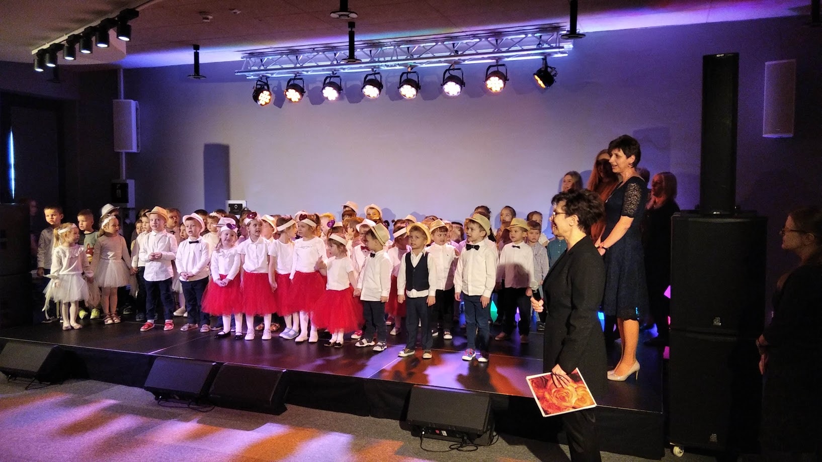 Dzieci z przedszkola Nr 5 śpiewają "Sto lat" dla seniorów