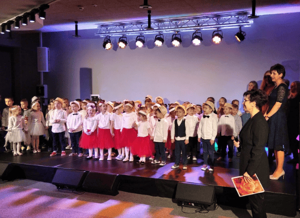 Dzieci z przedszkola Nr 5 śpiewają "Sto lat" dla seniorów