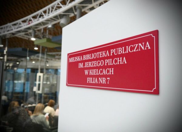 Na zdjęciu widoczny napis "Miejska Biblioteka Publiczna Im. Jerzego Plicha w Kielcach Filia nr7"