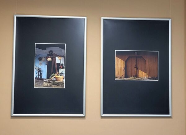 Na zdjęciu widać fotografie z wystawy "Lanckorona"