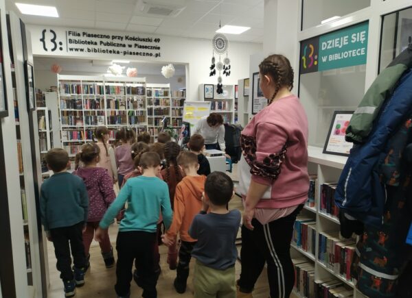 Dzieci odwiedzają bibliotekę
