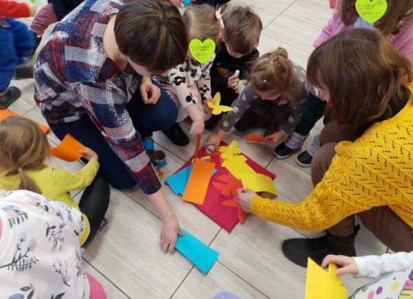 Dzieci biorą kolorowe karteczki