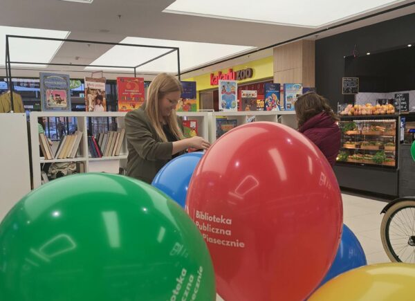 Stoisko z balonami i książkami