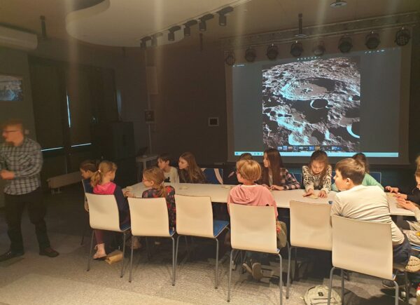 Grupa dzieci ogląda prezentację
