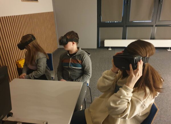 Troje dzieci korzysta z googli VR