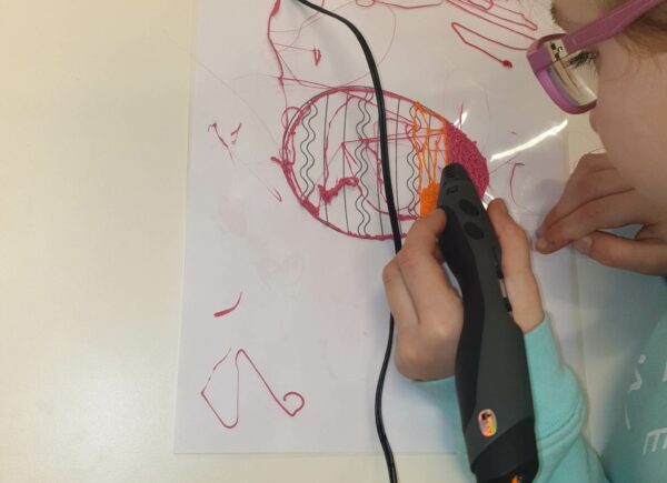 Dziecko rysuje pisankę długopisem 3D