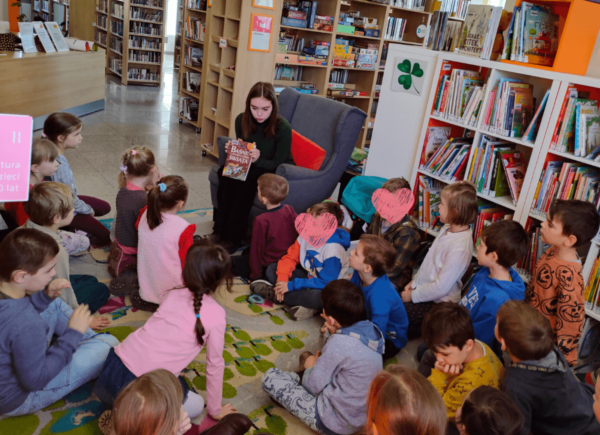 Bibliotekarka pokazuje dzieciom książkę