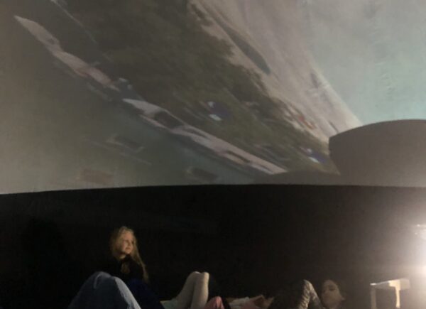 Dzieci oglądają film w planetarium