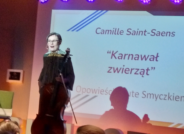 Prowadząca opowiada o francuskim kompozytorze Camille'u Saint-Saëns