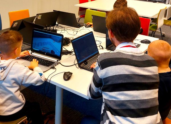 Uczestnicy zajęć kodowanie w Minecraft.