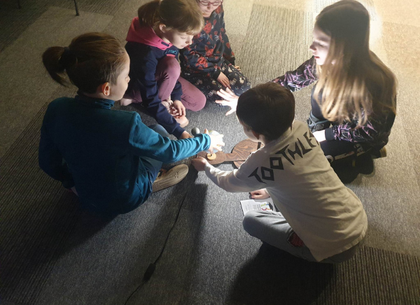 Grupa dzieci ustawia tellurium