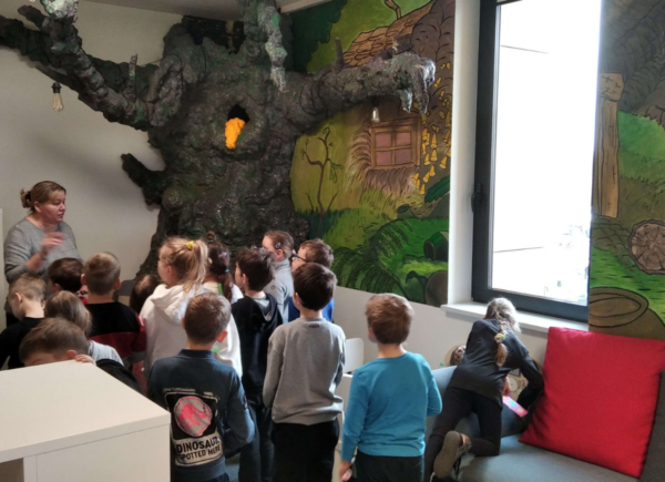Dzieci zwiedzają Oddział dla dzieci Biblioteki Głównej