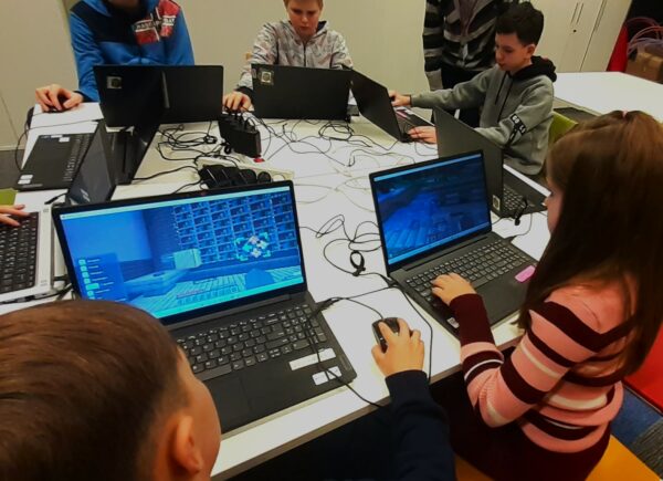 Uczestnicy podczas zajęć Kodowanie Minecraft