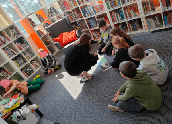 Bibliotekarka pokazuje dzieciom książki