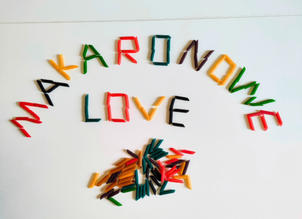 Napis ułożony z kolorowego makaronu – makaronowe love