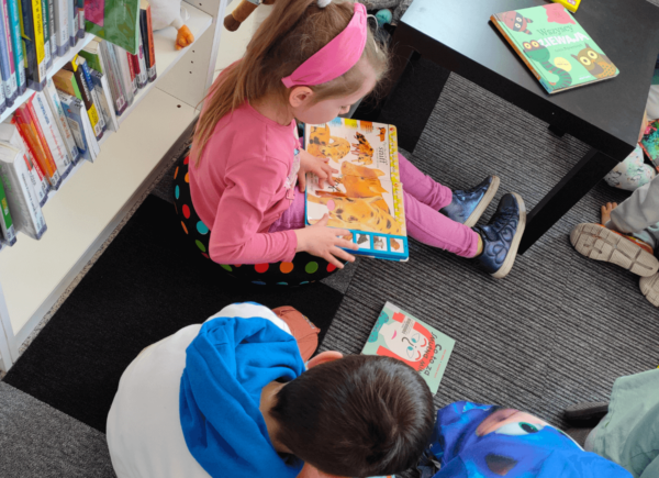 Dzieci przeglądają książki
