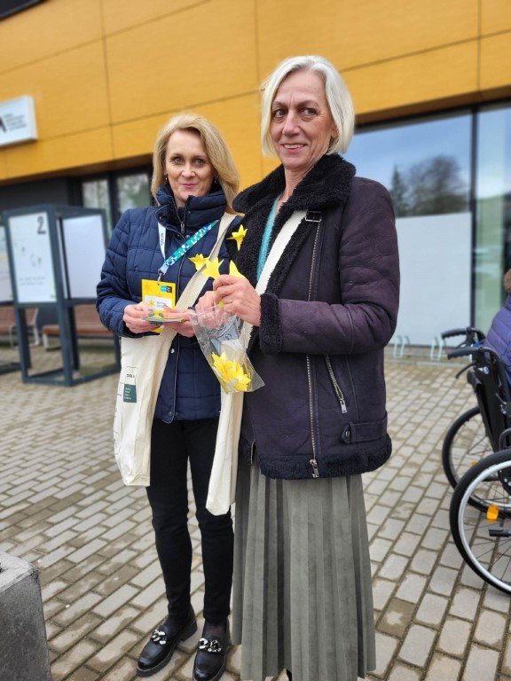 wolontariuszki przed Biblioteką Główną w Piasecznie rozdają papierowe żonkile