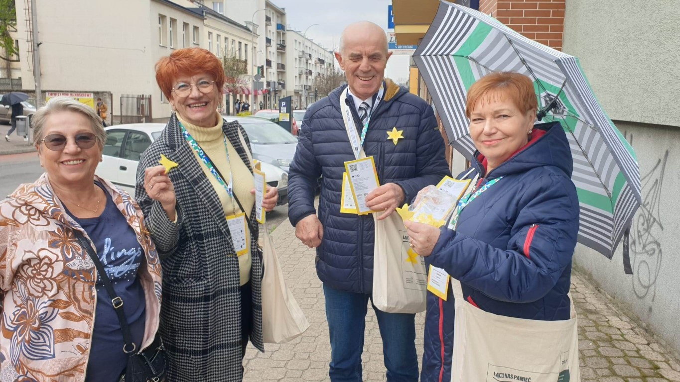 wolontariuszki w Piasecznie rozdają papierowe żonkile