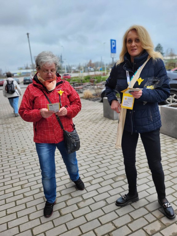 wolontariuszki w Piasecznie rozdają papierowe żonkile