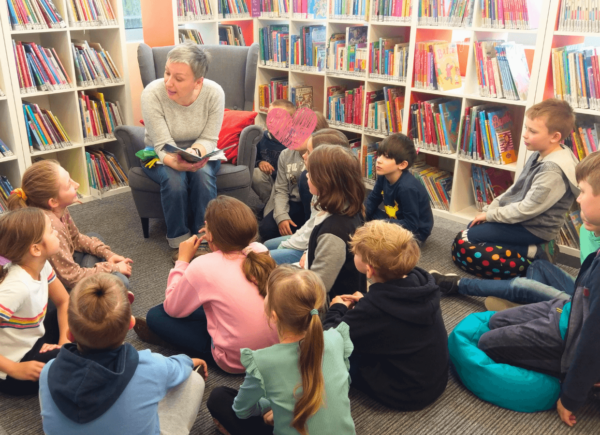 Bibliotekarka czyta dzieciom opowiadanie