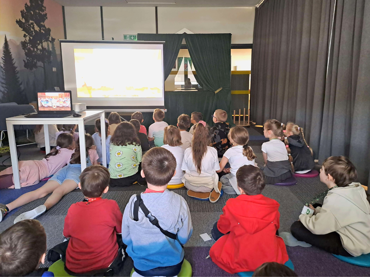 Uczniowie w trakcie ogladania jednego z odcinków mini serialu "Mole książkowe"