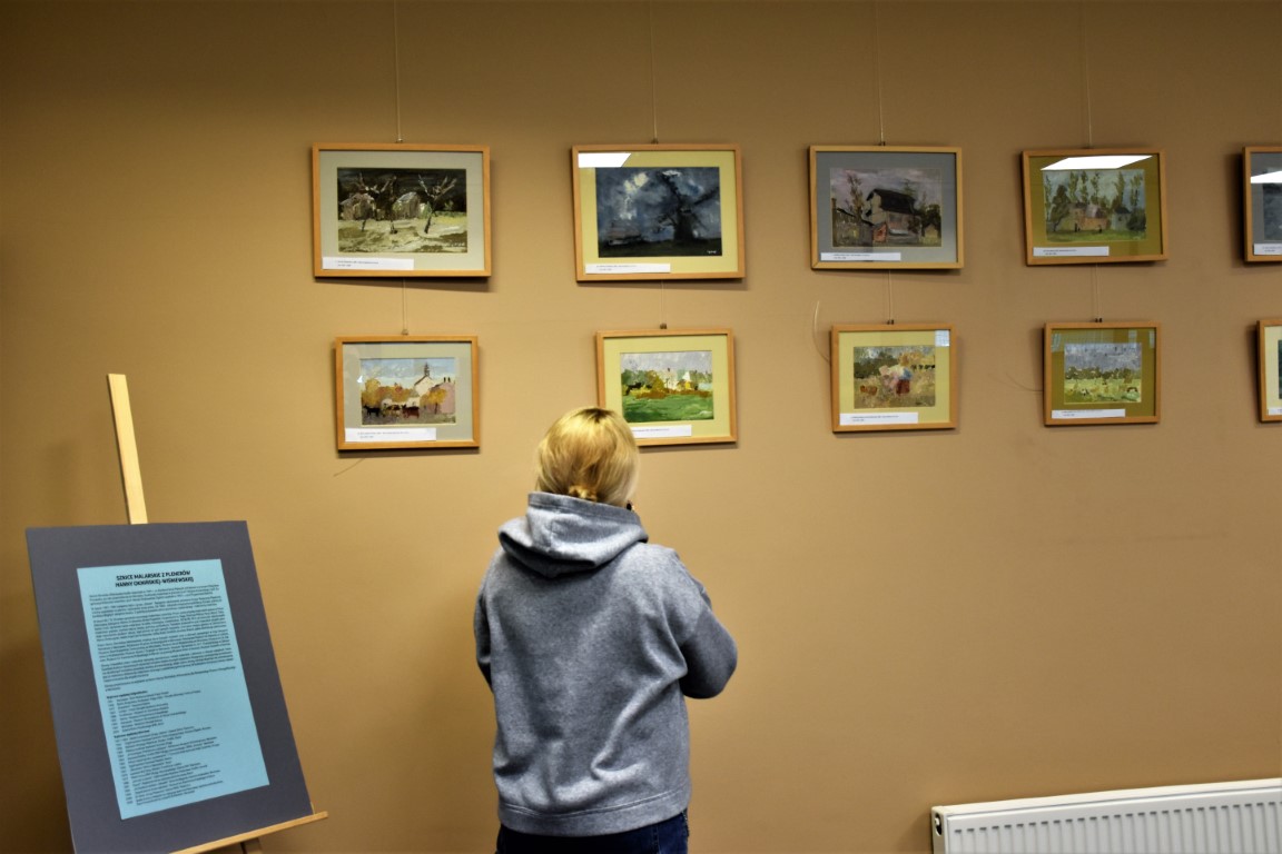osoba zwiedzająca ogląda wystawę Hanny Oknińskiej-Wiśniewskiej