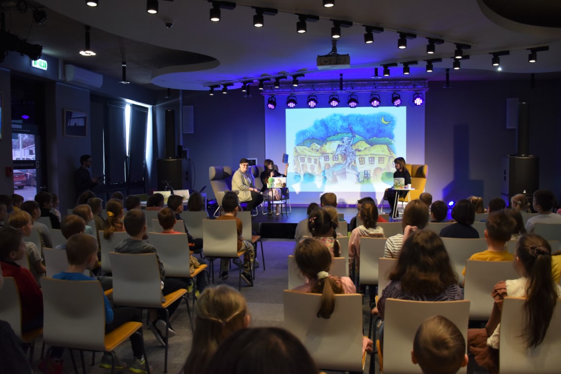 Autorka Anna Jagodzińska pokazuje dzieciom swją pierwszą książkę napisaną w wieku 8 lat