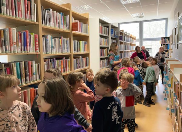 Dzieci zwiedzają Bibliotekę w Zalesiu Dolnym