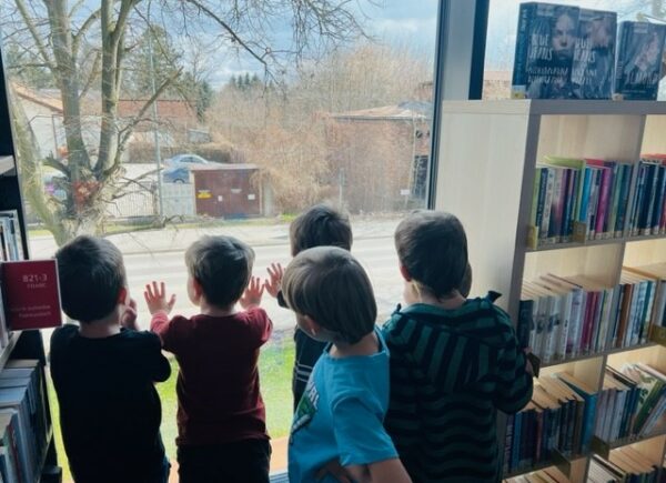 Dzieci podziwiają widok z okna biblioteki