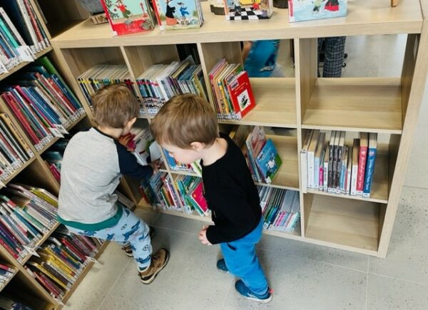 Przedszkolaki zwiedzają kącik dziecięcy biblioteki