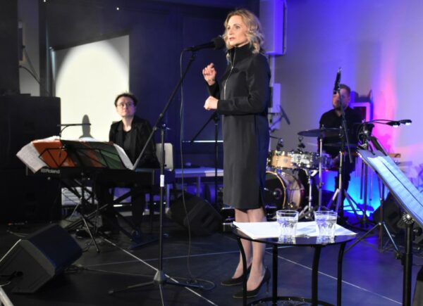 Na scenie Sali widowiskowej Anna Sroka – Hryń wraz z artystami koncertu.