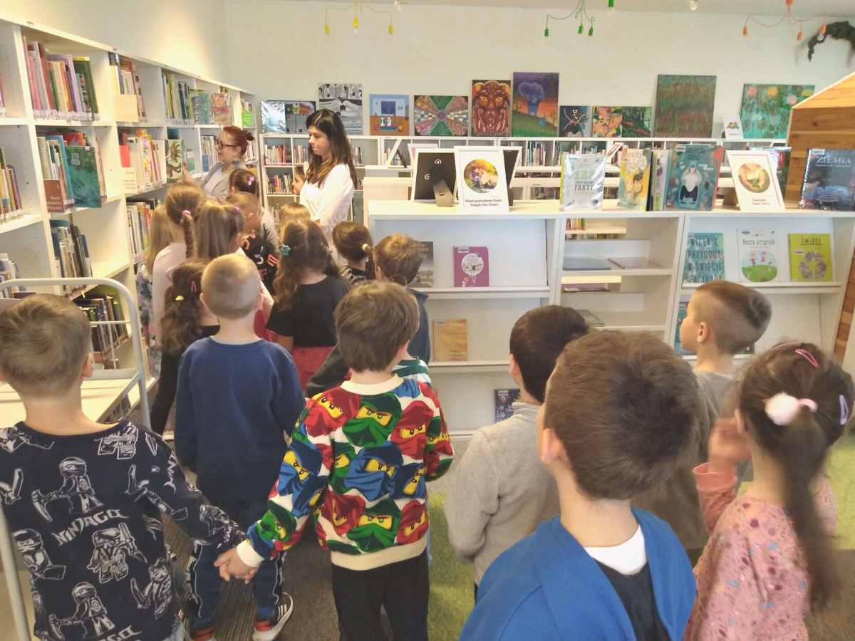 Przedszkolaki zwiedzają dział popularno-naukowy biblioteki