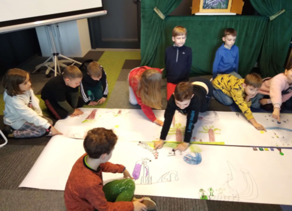Uczniowie kończą wspólną pracę nad plakatem o ekologii