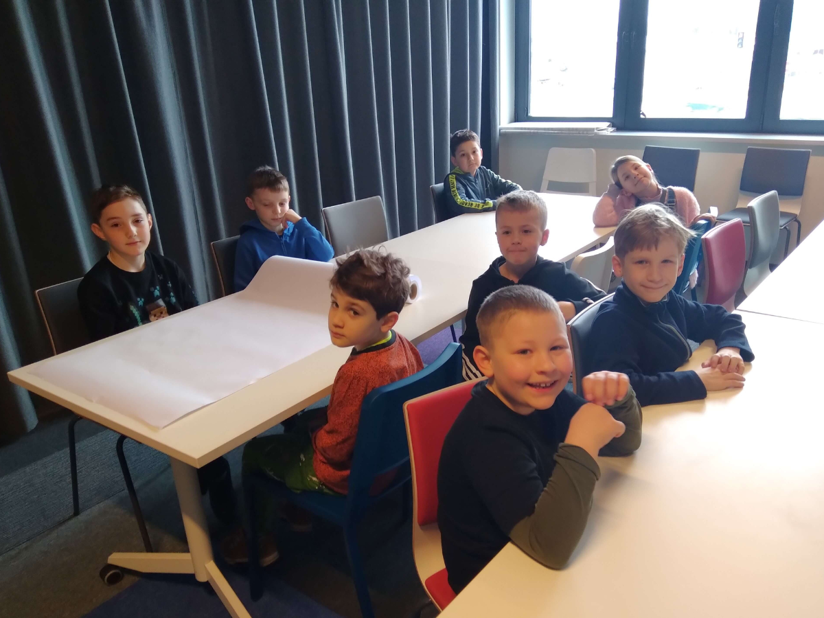 Uczniowie podczas lekcji bibliotecznej w Bibliotece Publicznej w Piasecznie