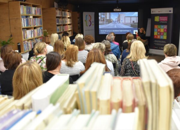 Na zdjęciu widoczni są pracownicy Biblioteki Publicznej w Piasecznie podczas szkolenia.