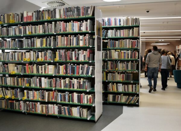 Na zdjęciu widoczne jest wnętrze Biblioteki Publicznej w Przasnyszu.